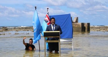 Me këmbët e zhytura në ujë, ministri mban fjalim nga deti për ndryshimet klimatike