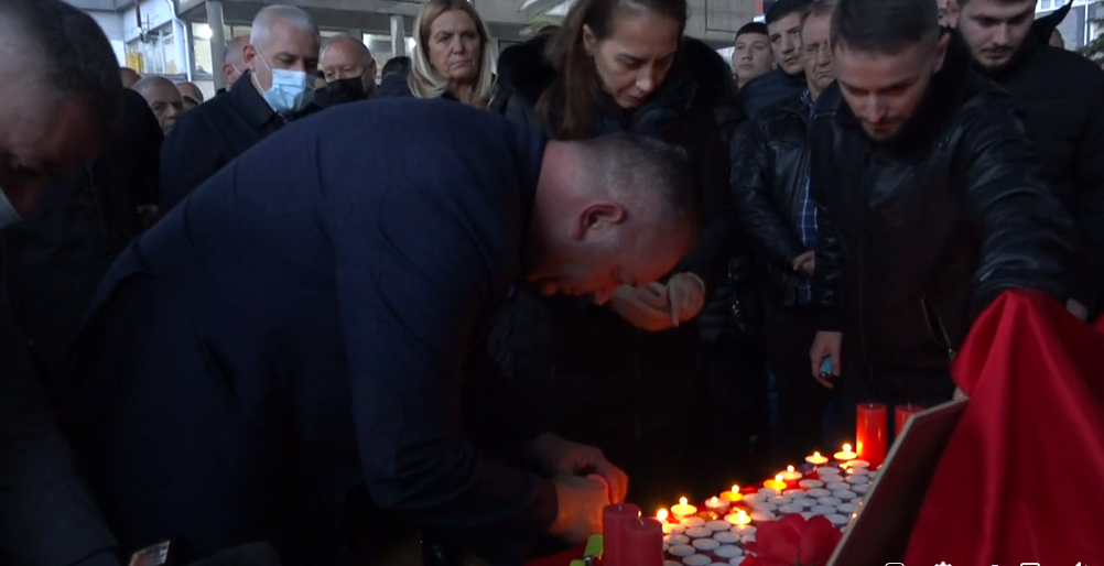 Ndizen qirinj në Deçan në nderim të viktimave të sulmit me armë