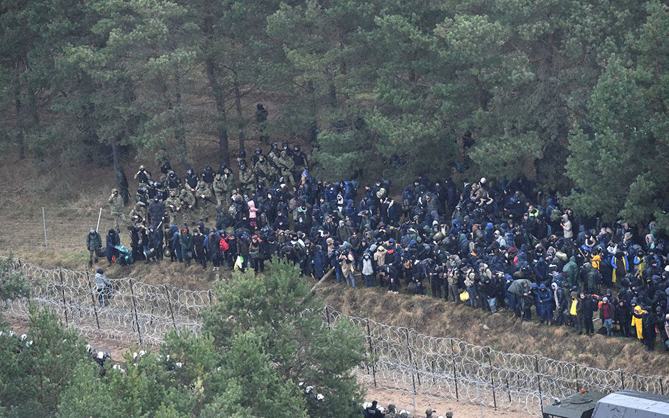 Emigrantët rrëzojnë gardhin me gjemba dhe kalojnë kufirin Bjellorusi-Poloni