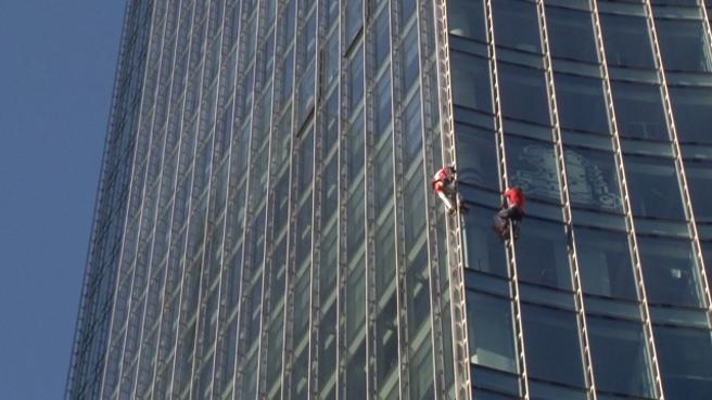 Po protestojnë, dy alpinistë ngjiten në majën e ndërtesës 153 metra në Frankfurt