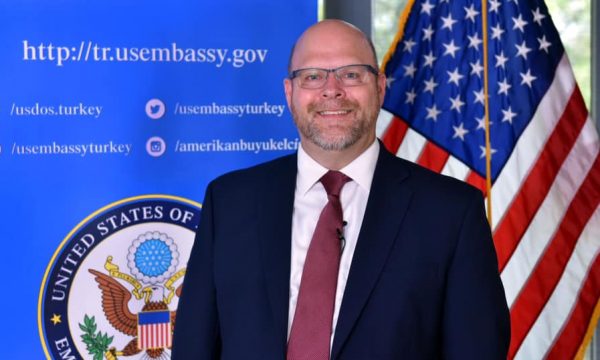 Pas konfirmimit si Ambasador në Prishtinë, flet për herë të parë Jeffrey Hovenier