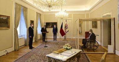 I infektuar me koronavirus, presidenti çek dekreton kryeministrin e ri përmes një “kutie” xhami