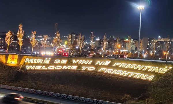 Prishtina me “fytyrë” të re, autoritetet zbulojnë sa ka kushtuar shkrimi i madh në hyrje të qytetit