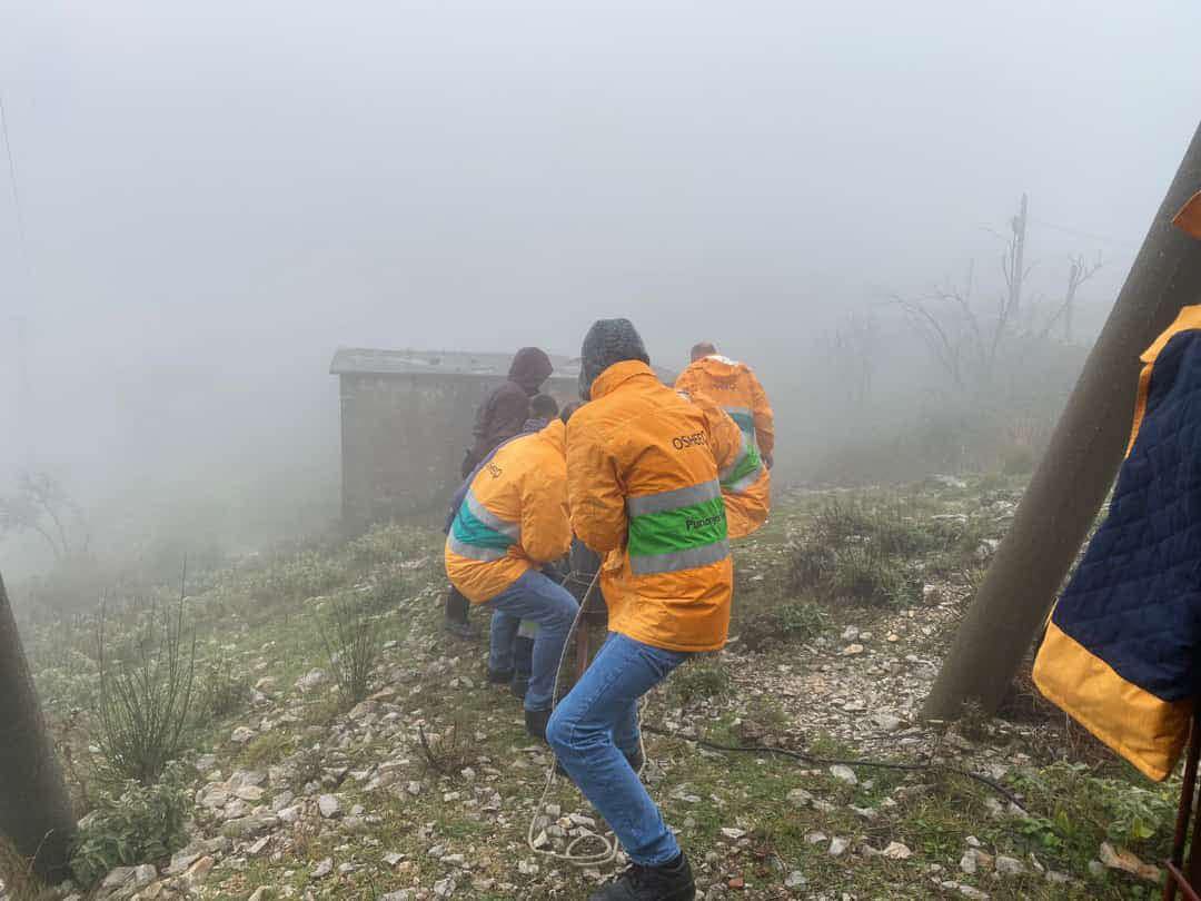 Moti i keq, lëndohen në këmbë dhe kokë 2 elektricistë në Shkodër