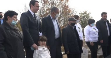 Kurti, Konjufca e Vitia bëjnë homazhe te varri i Astrit Deharit