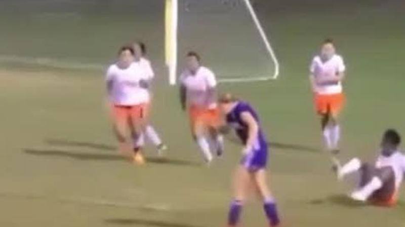 VIDEO/ A është ky momenti më komik që keni parë ndonjëherë në futbollin e vajzave?