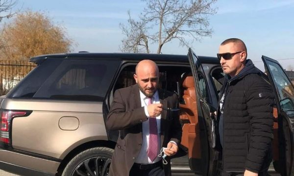 Këtë herë jo me “Ferrari” por me “Range Rover”, shkon për të votuar ish-kandidati i Nismës për kryetar të Podujevës