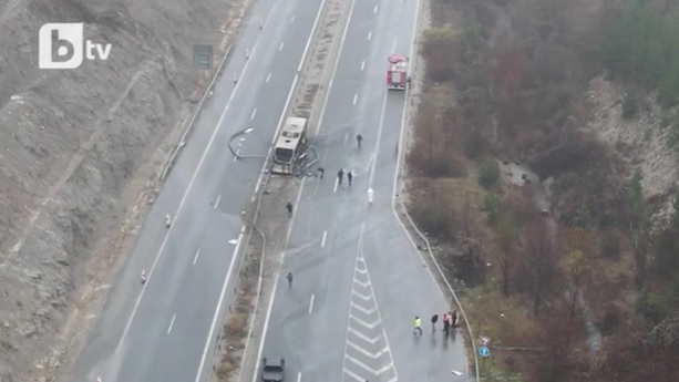 Pamje me dron, çfarë ka mbetur nga autobusi ku humbën jetën 45 shqiptarët