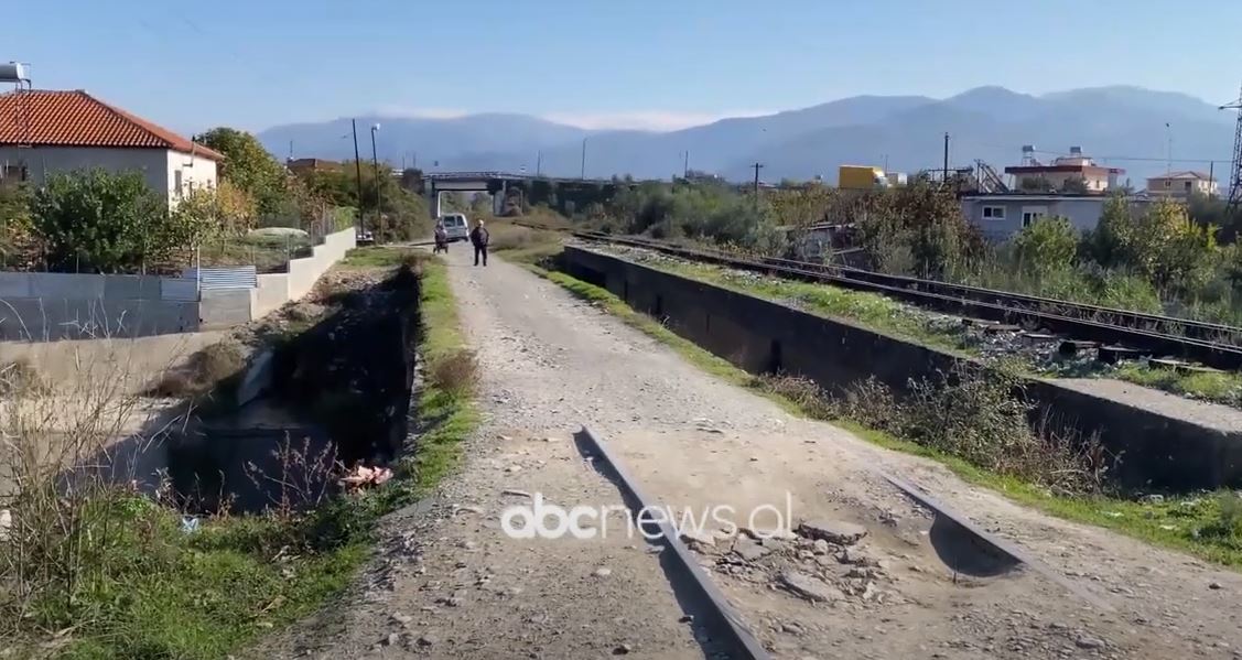 Elbasan, 10 mijë banorë mes plehrave, rrugët të pashtruara