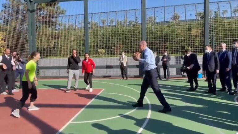 Thanë se vdiq dhe shpërndanë hallvë, Erdogan shihet duke luajtur basketboll me të rinjtë