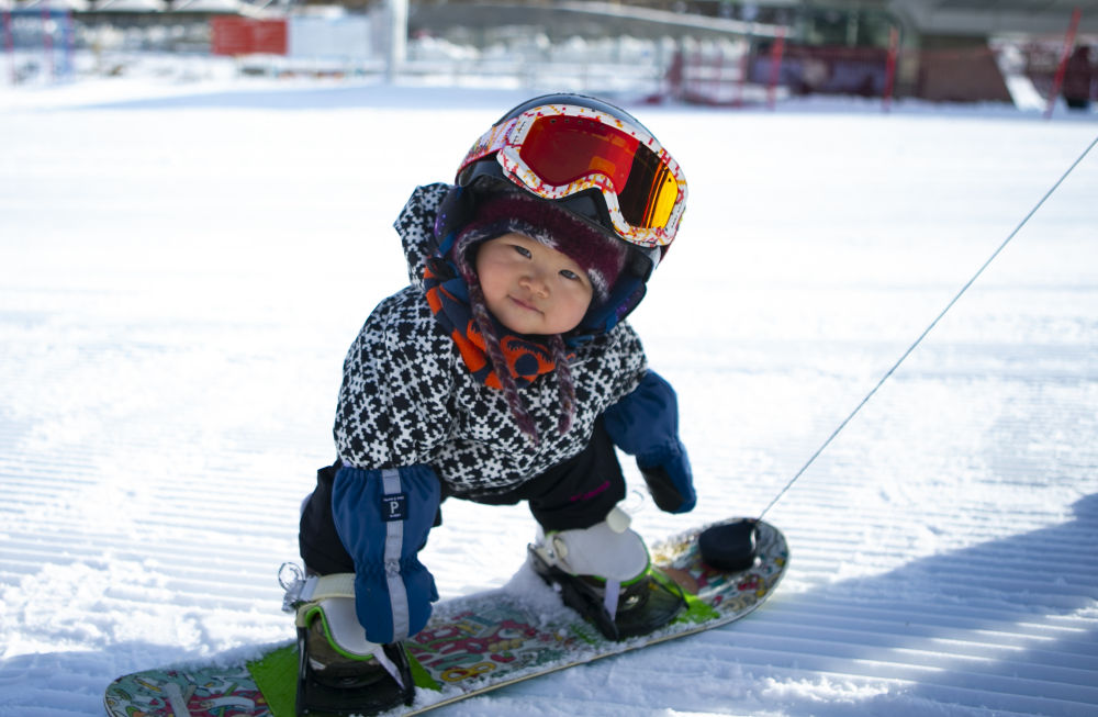 Ende nuk ka bërë 1 vjeç, vogëlushja me aftësi të pabesueshme në ski