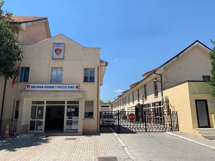 Theu xhamat e Komisariatit dhe tentoi të dhunojë efektivët, arrestohet 37 vjeçari në Kukës