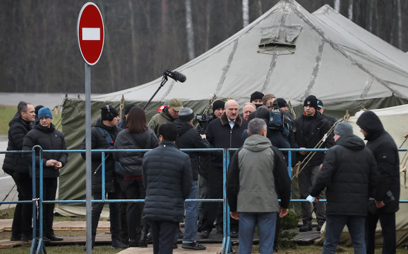 Kriza në kufi, presidenti bjellorus refugjatëve: Nëse doni të shkoni në Perëndim, nuk ju pengojmë