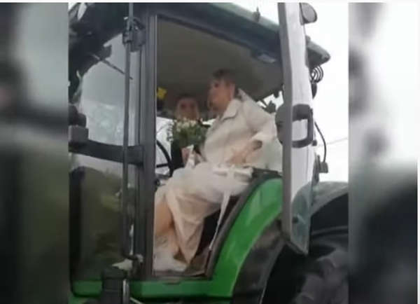 Çifti shkon të celebrohet në bashki me një traktor
