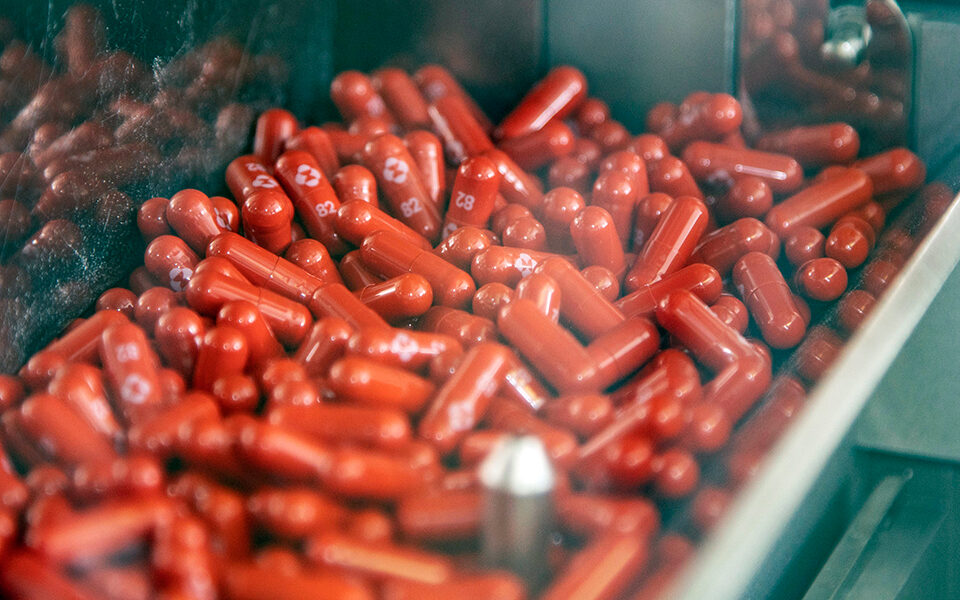 Merck apo Pfizer? Cila pilulë është më efektive kundër COVID dhe sa të sigurta janë?