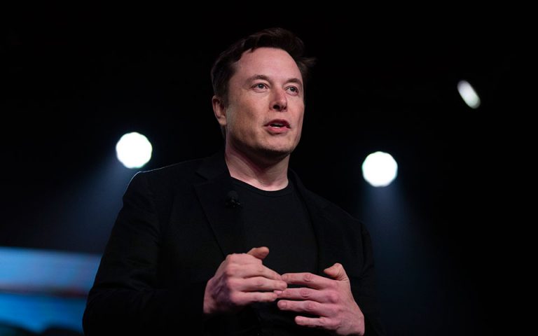 Debati për urinë, sondazhi i kërkon Musk-ut të shesë 10% të aksioneve të Teslas