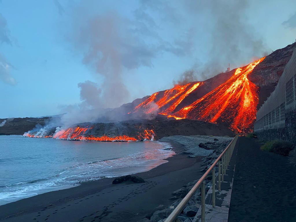 Sërish alarm në La Palma, një lumë tjetër llave përfundon në oqean