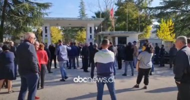 “Mateo kemi të gjithë në shtëpi”, naftëtarët në protestë: Uzinën duan ta çojnë për skrap