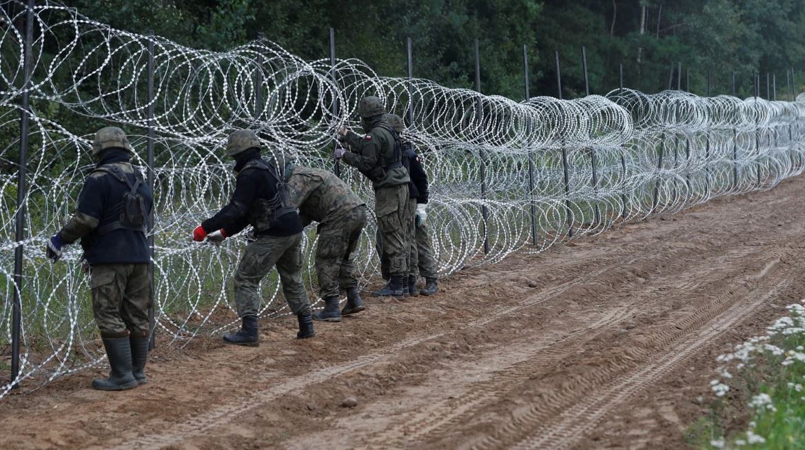 Polonia rrit sigurinë në kufi me Bjellorusinë