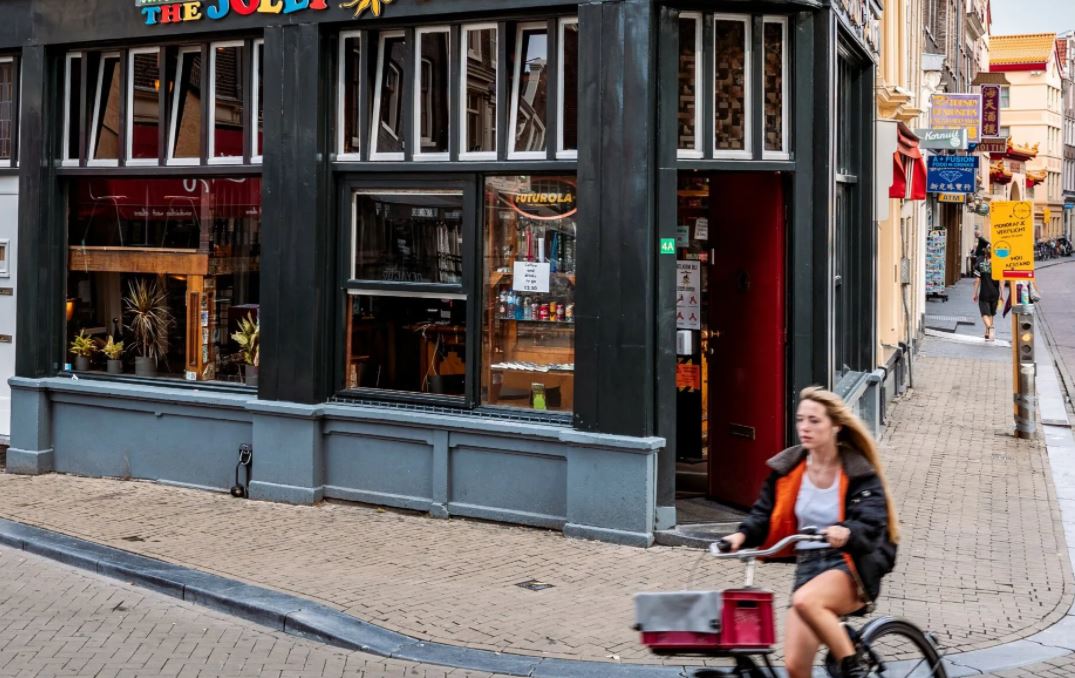 Amsterdami planifikon të ndalojë turistët që të vizitojnë këto vende, shkak sjellja e keqe