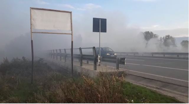 Digjen plehrat poshtë urës në Fushë Mamurras, shoferët nuk shohin dot rrugën nga tymi
