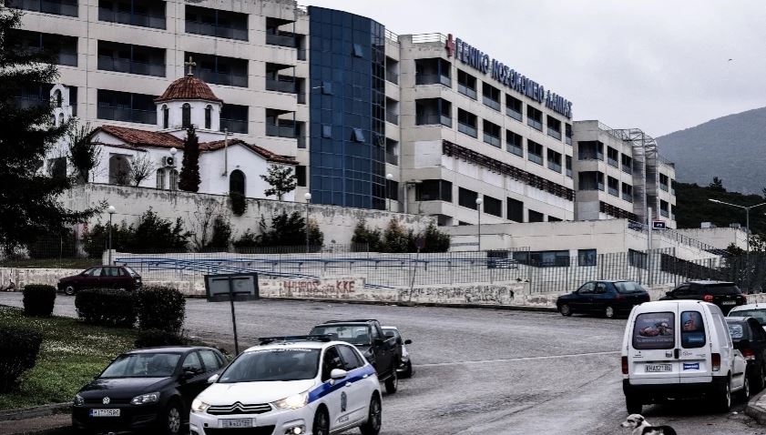 Gruaja e infektuar me Covid-19 merr kryqin në dorë dhe del e zhveshur nëpër spital