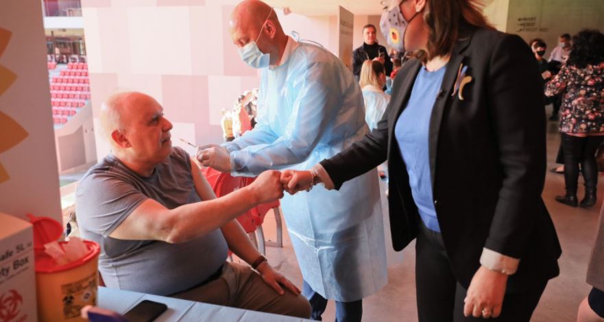 Albania start the vaccination of doctors with the third dose