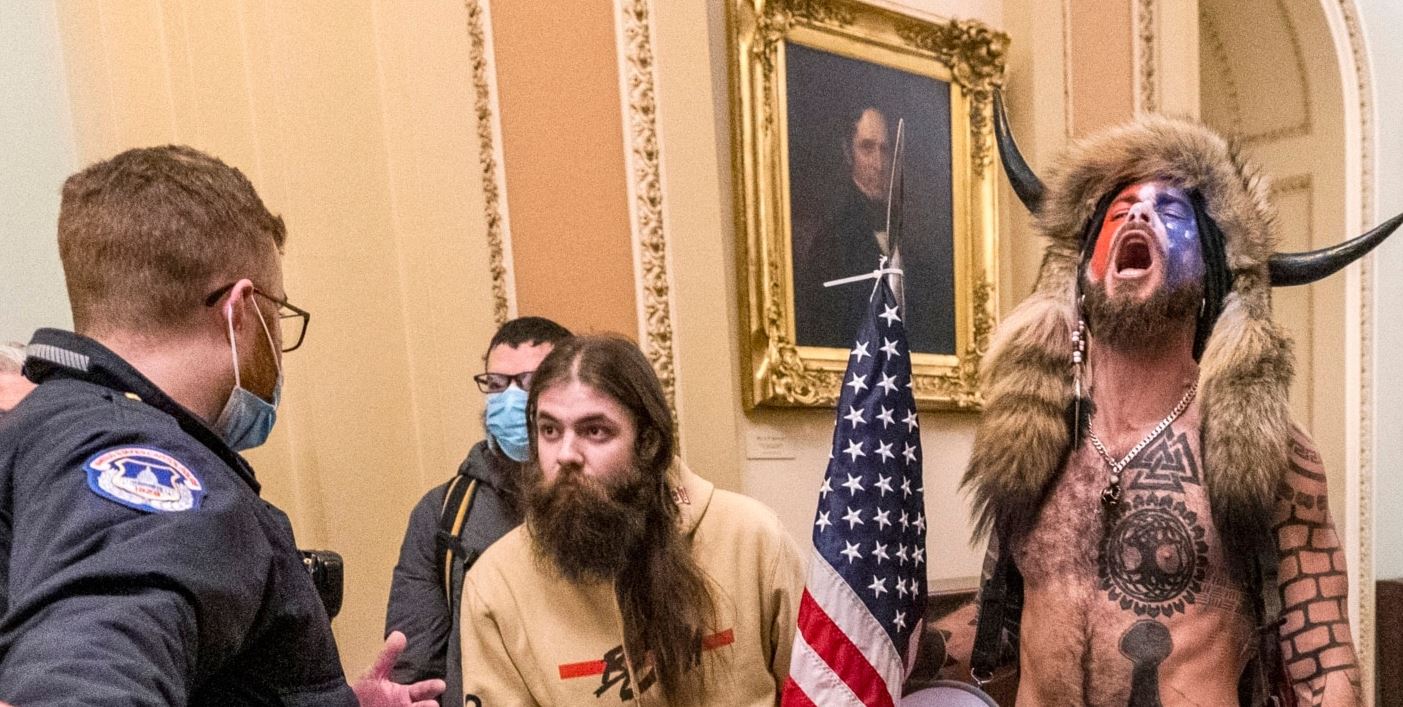 Jacob Chansley, protestuesi me shtizë e me kapele me brirë, dënohet me 41 muaj burg