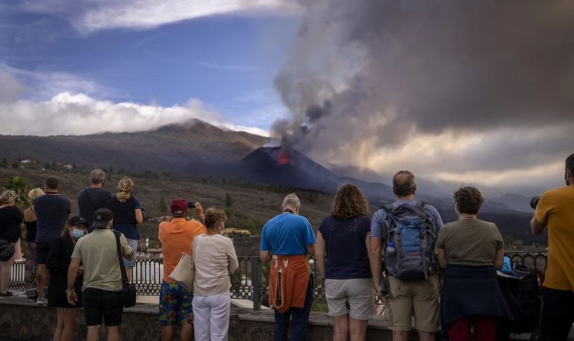 Vullkani La Palma bëhet atraksion turistik për mijëra të huaj