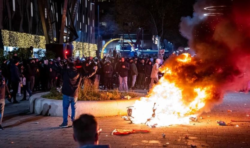 7 të plagosur dhe dhjetëra të arrestuar nga protestat kundër mbylljes në Holandë