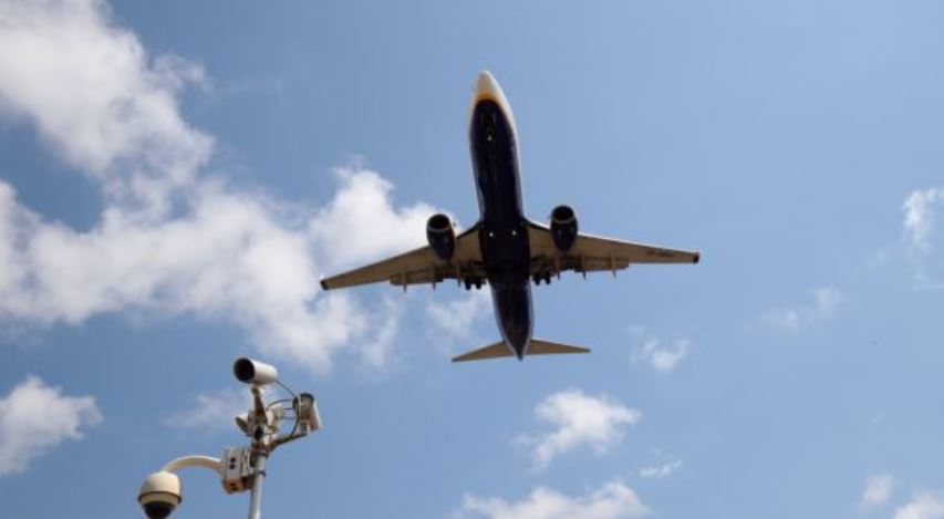 Tmerr në avion, një 48 vjeçar kryen vetëvrasje gjatë fluturimit