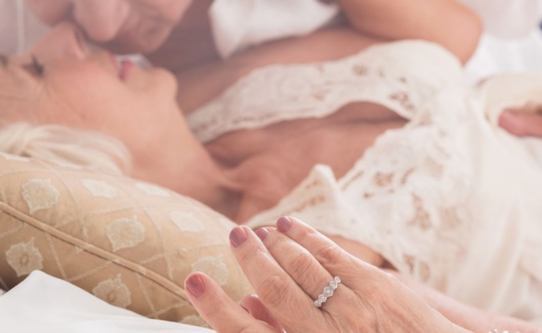 Pesë këshilla të arta për të rritur dëshirën seksuale në shtrat