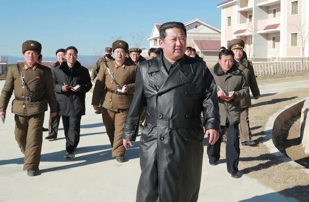 Koreja e Veriut ndalon veshjet prej lëkure, njerëzit nuk duhet të imitojnë Kim Jong-un