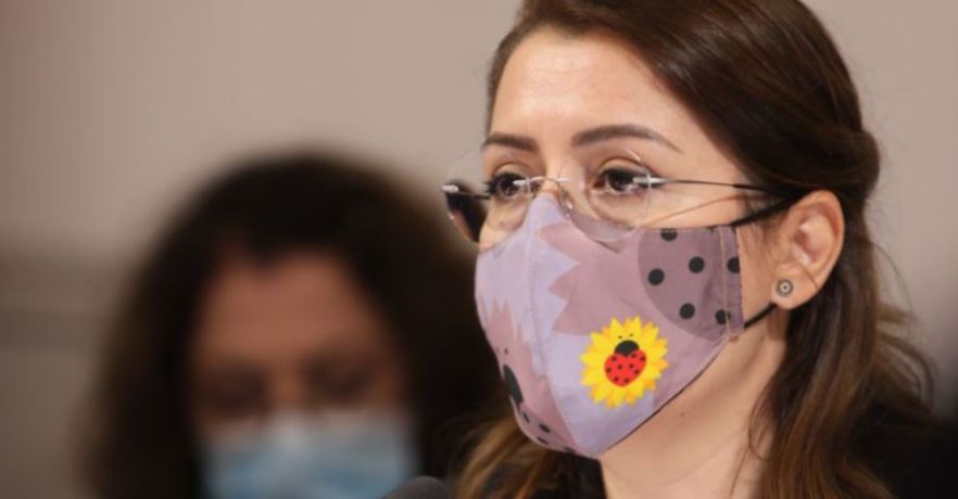 The first people to be vaccinated with the third dose are doctors and people over 60 years old