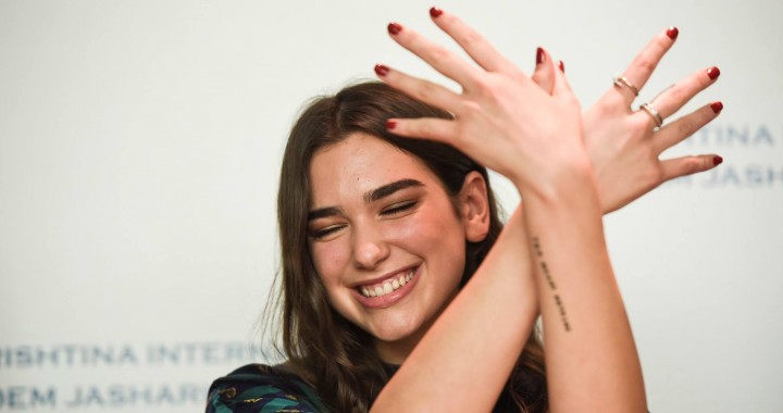 Dua Lipa Uron Në Shqip 109 Vjetorin E Pavarësisë Abc News