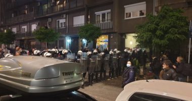 Serbët protestojnë para muralit të Ratko Mlladiçit, Vuçiç e mbron me xhandarmëri