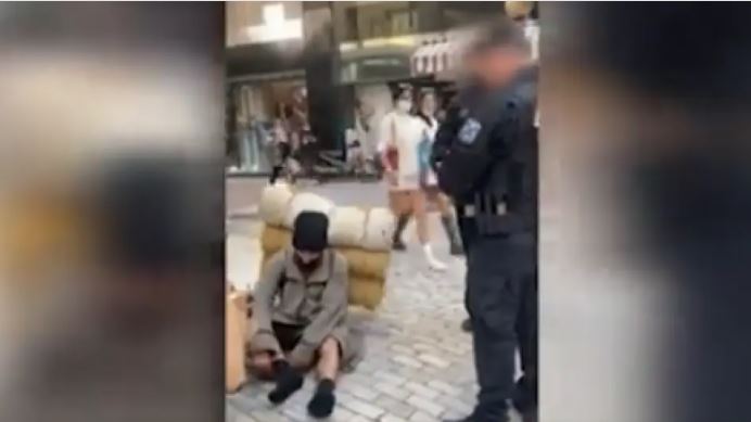 Prekëse! Momenti kur policët u blejnë çorape dhe këpucë fëmijëve që lypin