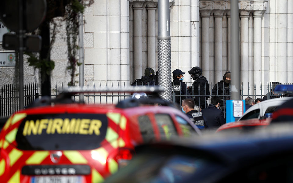 Sulmohet me thikë polici në Francë, kapet agresori