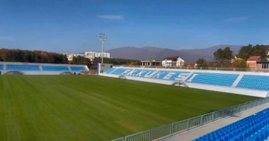Stadiumi i Kukësit gati, ja si duket fusha pas shtrimit të tapetit