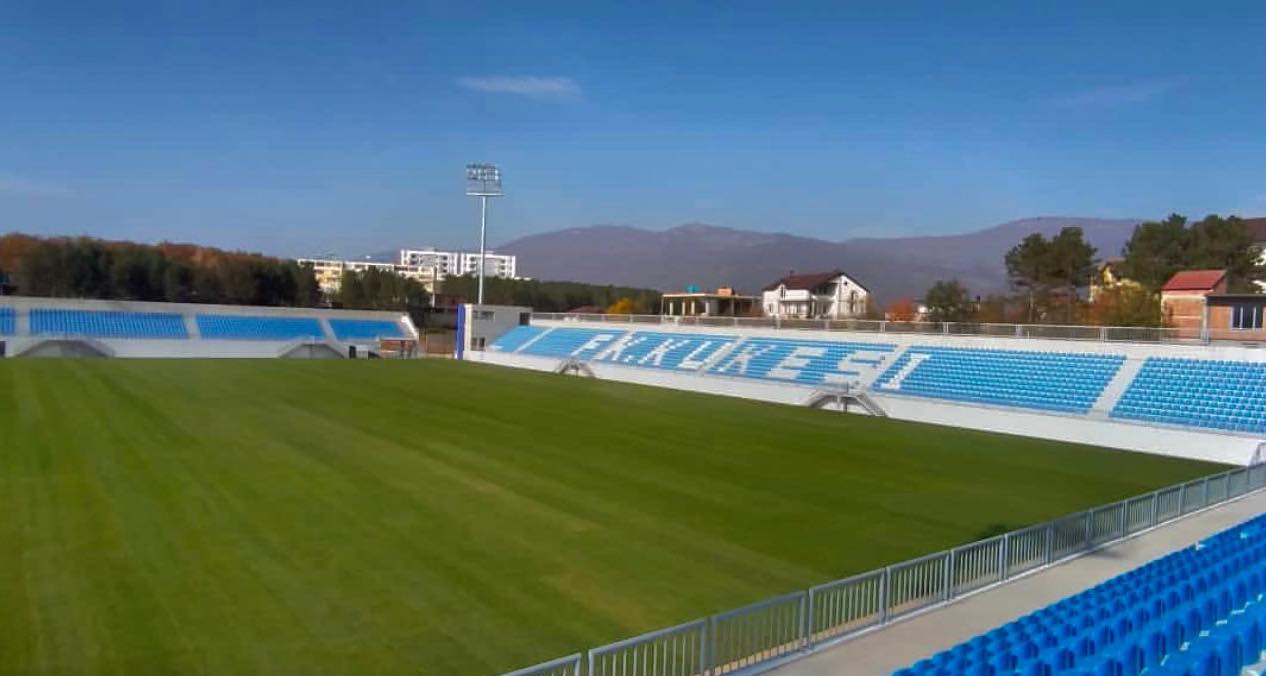 Stadiumi i Kukësit gati, ja si duket fusha pas shtrimit të tapetit