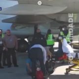 Emigranti fshihet në pjesën e poshtme të avionit, mbërrin i gjallë në SHBA