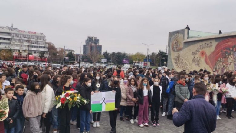 5 nxënës të shkollës “Ismail Qemali” vdiqën në aksident, mësuesit dhe shokët e klasës marshojnë në qytet