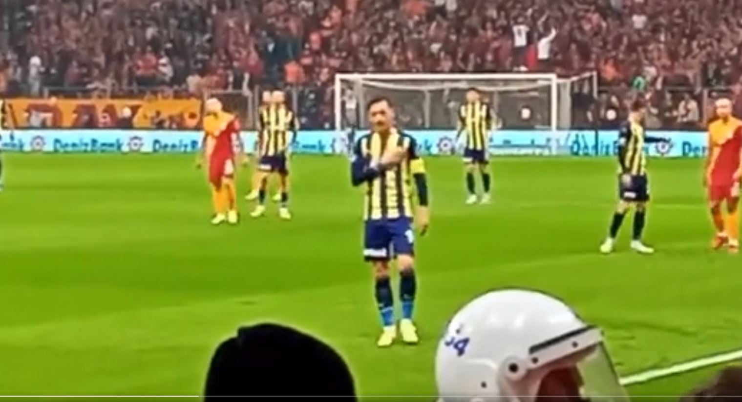 VIDEO/ “Shpërthejnë” tifozët e Galatasarayt pas provokimit të Ozil në derbin e Truqisë