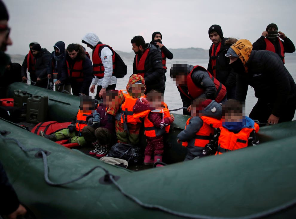 Përmbyset gomonia me emigrantë që ishte nisur drejt Anglisë, mediat franceze: 27 viktima