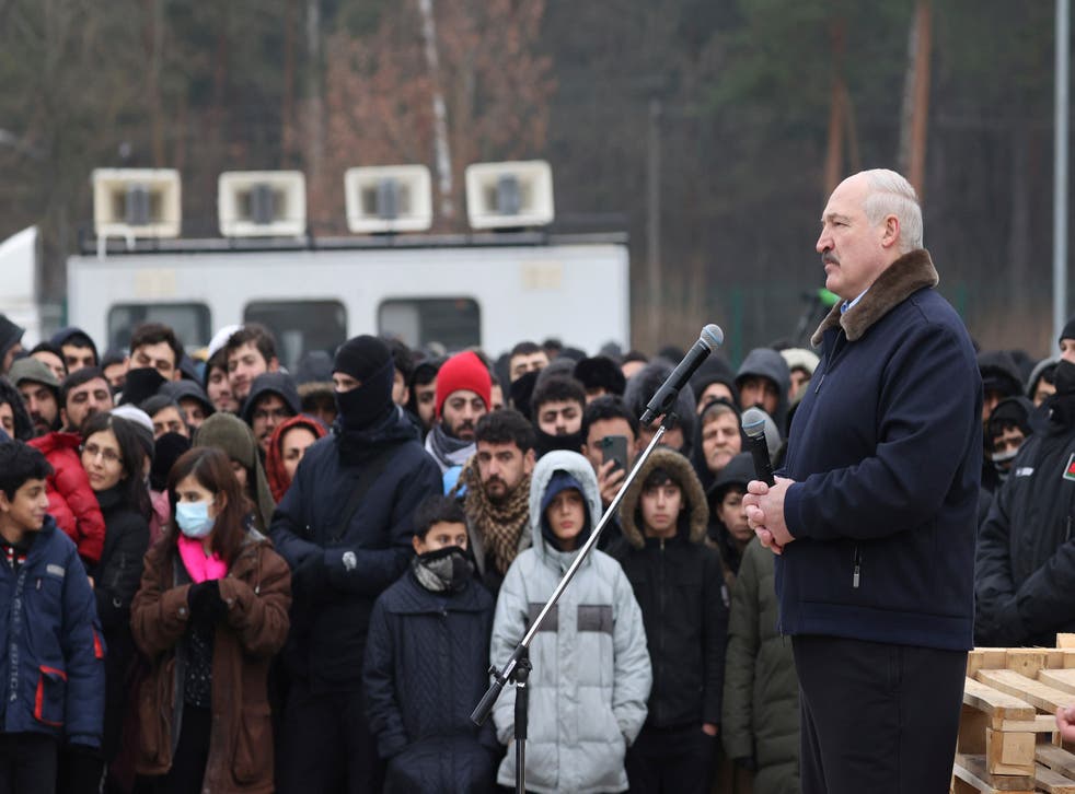 Lukashenko viziton emigrantët në kufi: Shkoni në Perëndim nëse doni, askush s’ju ndal