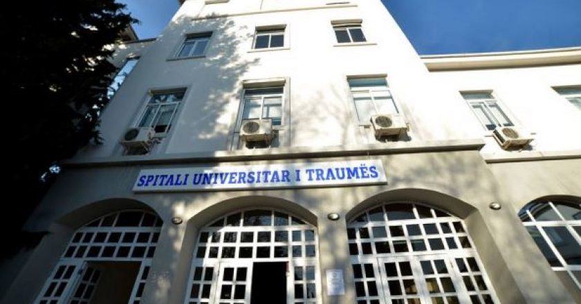 Plas grushti mes mjekut dhe kryeinfermierit te Trauma në Tiranë