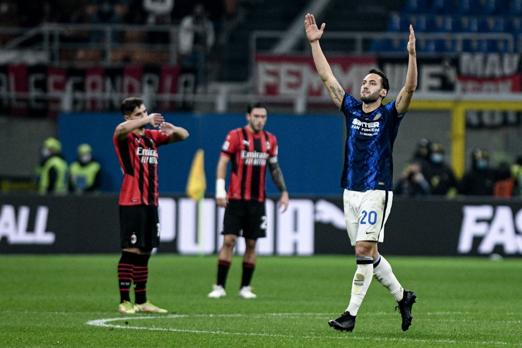 VIDEO/ Derbi i Italisë i ka të gjitha përveç fituesit, Milani dhe Interi ndahen në “paqe”