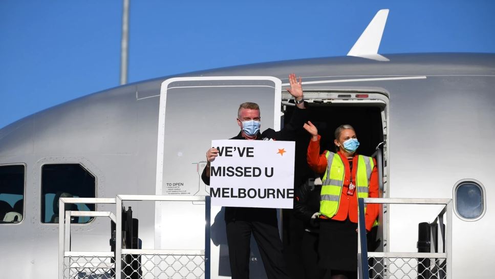 Përqafime e lot gëzimi në aeroporte, Australia heq kufizimet për udhëtime ndërkombëtare