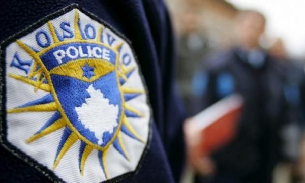Dyshohet se u përfshinë në aktivitet politike, pezullohen dy policë në Kosovë