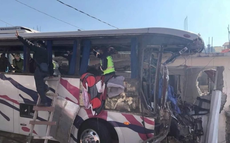 19 të vdekur dhe 30 të plagosur pas përplasjes së një autobusi në Meksikë